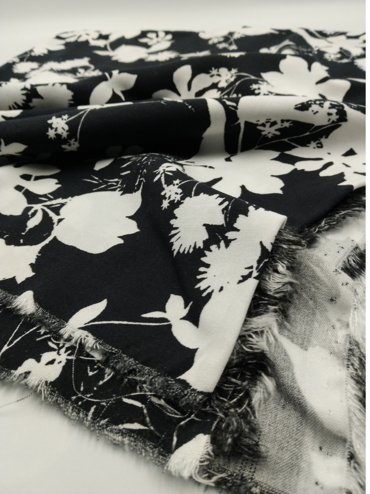 Adsız tasarım Siyah Çiçek Desenli Viskon Kumaş – Yumuşak, Dökümlü ve Nefes Alan Yazlık Elbiselik, Bluzluk, Gömleklik Kumaş | 150x100 cm ELNV73 - Görsel 6