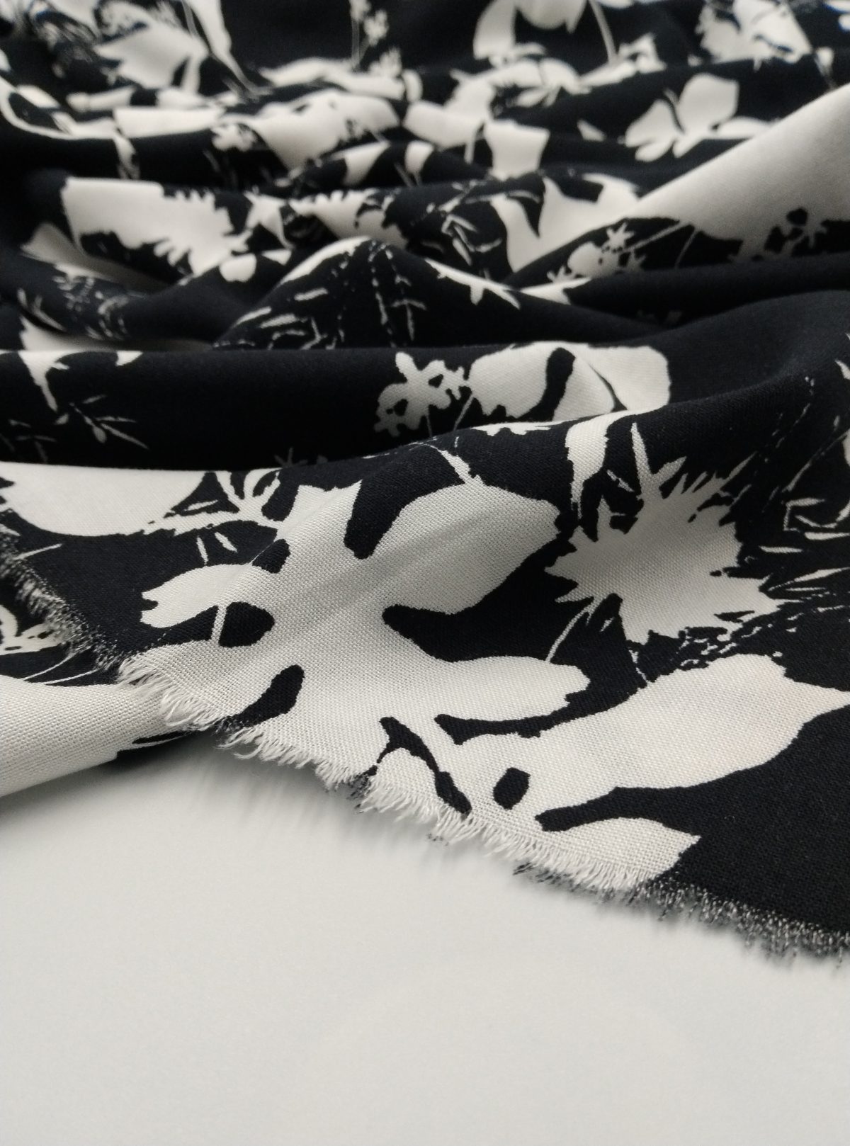 IMG_20250814_205837 Siyah Çiçek Desenli Viskon Kumaş – Yumuşak, Dökümlü ve Nefes Alan Yazlık Elbiselik, Bluzluk, Gömleklik Kumaş | 150x100 cm ELNV73 - Görsel 3