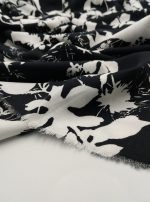 Siyah Çiçek Desenli Viskon Kumaş – Yumuşak, Dökümlü ve Nefes Alan Yazlık Elbiselik, Bluzluk, Gömleklik Kumaş | 150x100 cm ELNV73 - Görsel 3