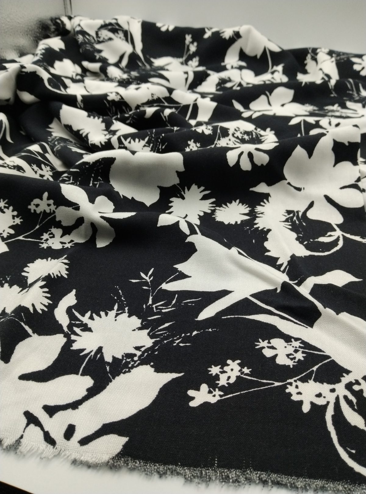 IMG_20250814_205848 Siyah Çiçek Desenli Viskon Kumaş – Yumuşak, Dökümlü ve Nefes Alan Yazlık Elbiselik, Bluzluk, Gömleklik Kumaş | 150x100 cm ELNV73 - Görsel 1