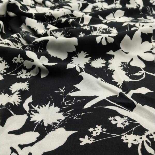 Siyah Çiçek Desenli Viskon Kumaş – Yumuşak, Dökümlü ve Nefes Alan Yazlık Elbiselik, Bluzluk, Gömleklik Kumaş | 150x100 cm ELNV73