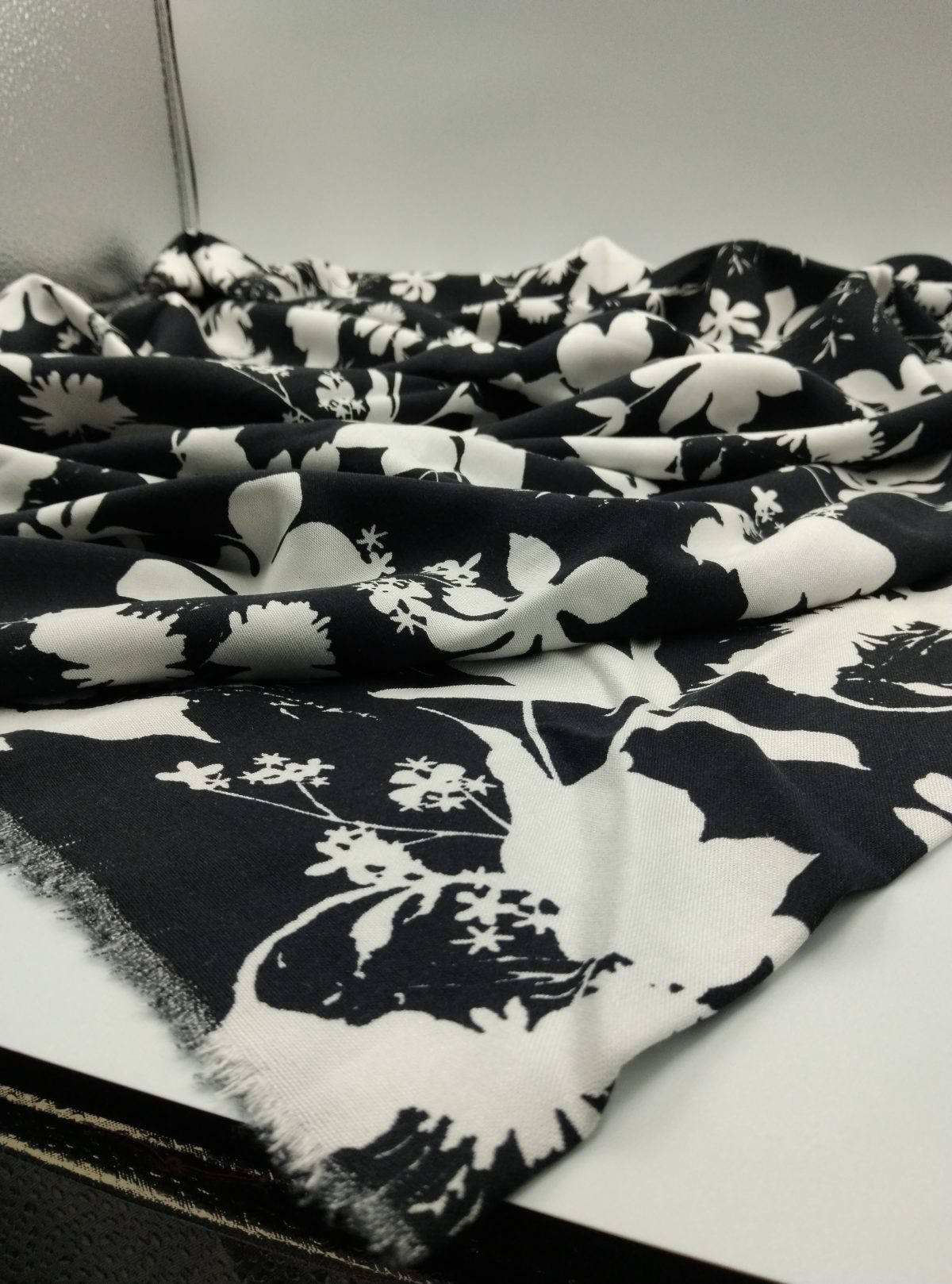 IMG_20250814_205935 Siyah Çiçek Desenli Viskon Kumaş – Yumuşak, Dökümlü ve Nefes Alan Yazlık Elbiselik, Bluzluk, Gömleklik Kumaş | 150x100 cm ELNV73 - Görsel 2