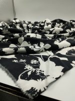 Siyah Çiçek Desenli Viskon Kumaş – Yumuşak, Dökümlü ve Nefes Alan Yazlık Elbiselik, Bluzluk, Gömleklik Kumaş | 150x100 cm ELNV73 - Görsel 2