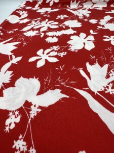 Kırmızı Çiçek Desenli %100 Viskon Kumaş – Yumuşak ve Dökümlü Yazlık Elbiselik, Bluzluk, Gömleklik ve Pareo Kumaşı | 150x100 cm - ELNV45