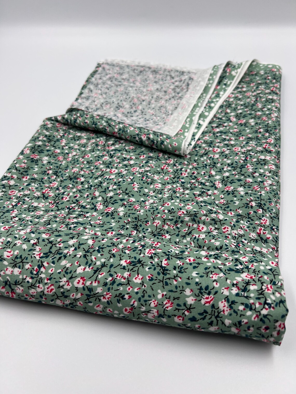 il_1140xN.7273286250_h1sj Yeşil Mini Çiçek Desenli Pamuk Viskon Kumaş – Yumuşak, Dökümlü ve Nefes Alan Yazlık Elbiselik Kumaş | 150x100 cm ELNV76 - Görsel 7