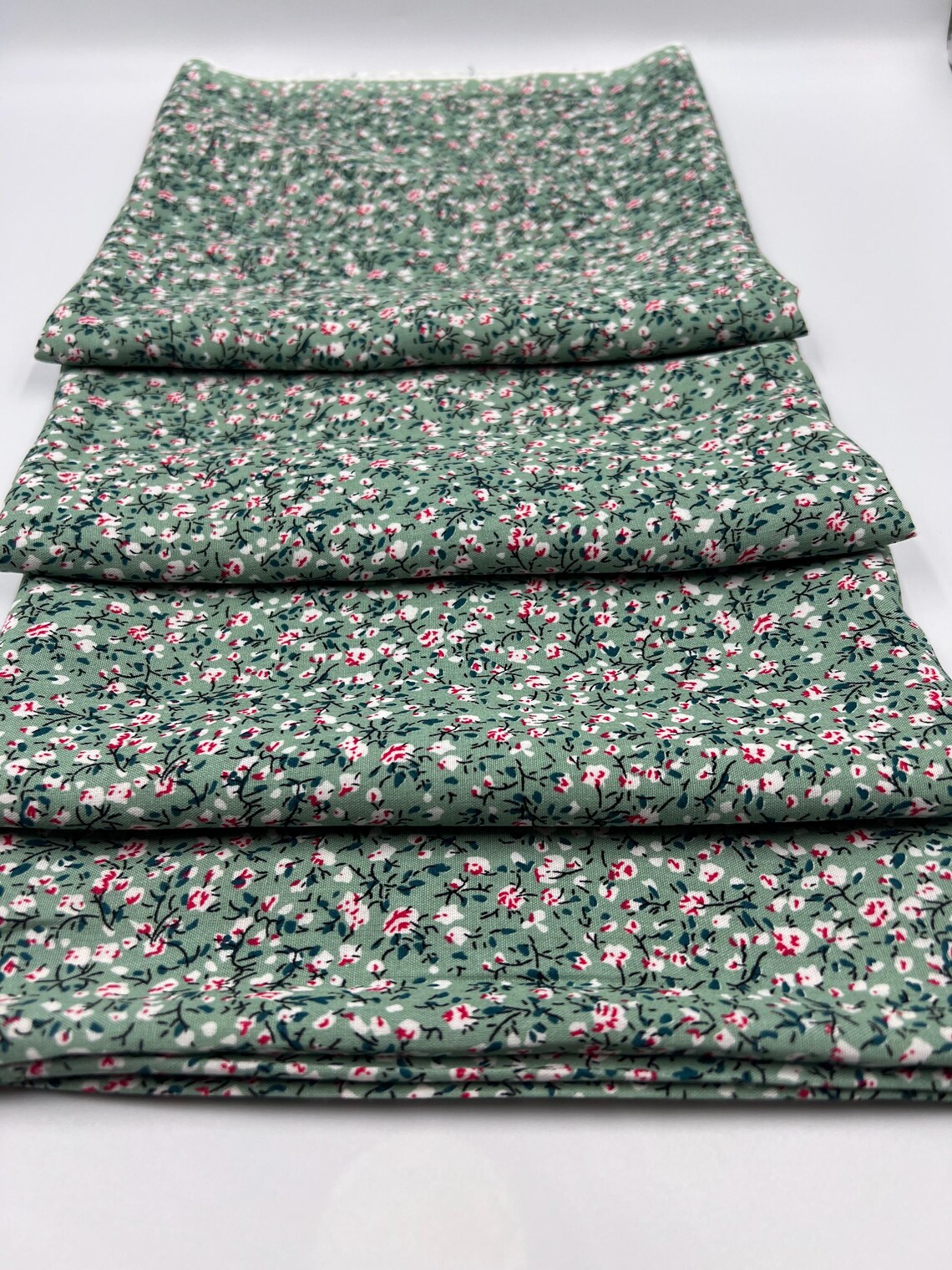 il_1140xN.7273286306_m49b Yeşil Mini Çiçek Desenli Pamuk Viskon Kumaş – Yumuşak, Dökümlü ve Nefes Alan Yazlık Elbiselik Kumaş | 150x100 cm ELNV76 - Görsel 6