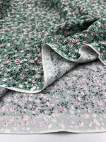 Yeşil Mini Çiçek Desenli Pamuk Viskon Kumaş – Yumuşak, Dökümlü ve Nefes Alan Yazlık Elbiselik Kumaş | 150x100 cm ELNV76 - Görsel 3