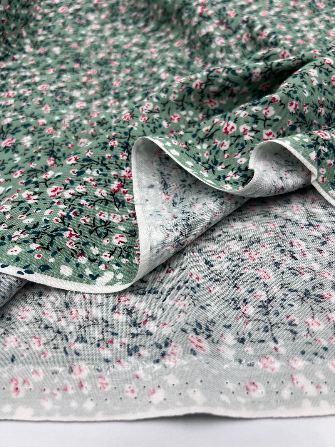 il_1140xN.7321237953_ezis Yeşil Mini Çiçek Desenli Pamuk Viskon Kumaş – Yumuşak, Dökümlü ve Nefes Alan Yazlık Elbiselik Kumaş | 150x100 cm ELNV76 - Görsel 3