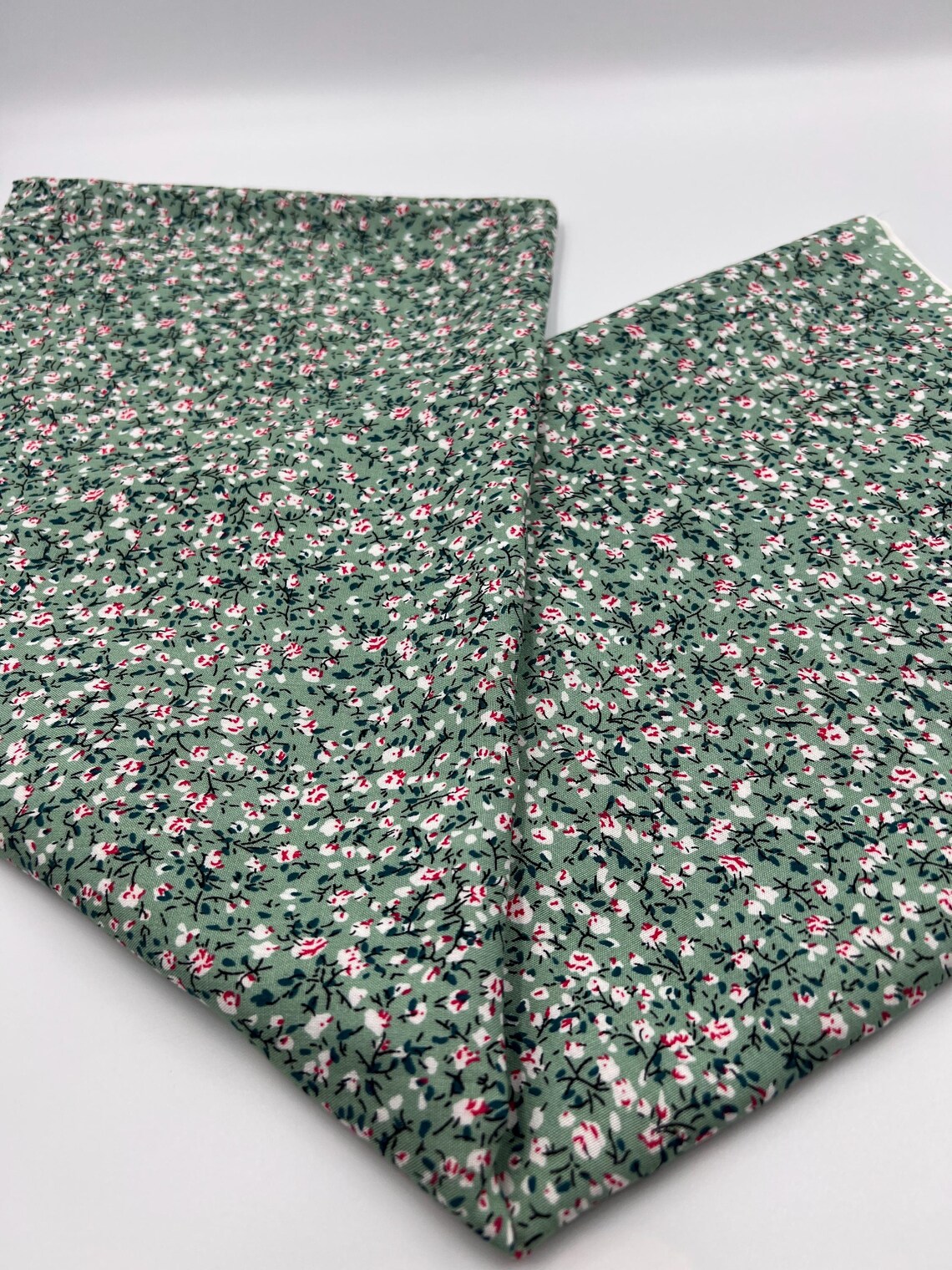 il_1140xN.7321237983_b6kc Yeşil Mini Çiçek Desenli Pamuk Viskon Kumaş – Yumuşak, Dökümlü ve Nefes Alan Yazlık Elbiselik Kumaş | 150x100 cm ELNV76 - Görsel 2