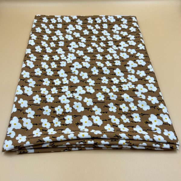 Kahverengi Papatya Bahçesi Desenli Pamuk Viskon Kumaş – Yumuşak, Dökümlü ve Nefes Alan Çiçekli Yazlık Kumaş | 150x100 cm ELNV77