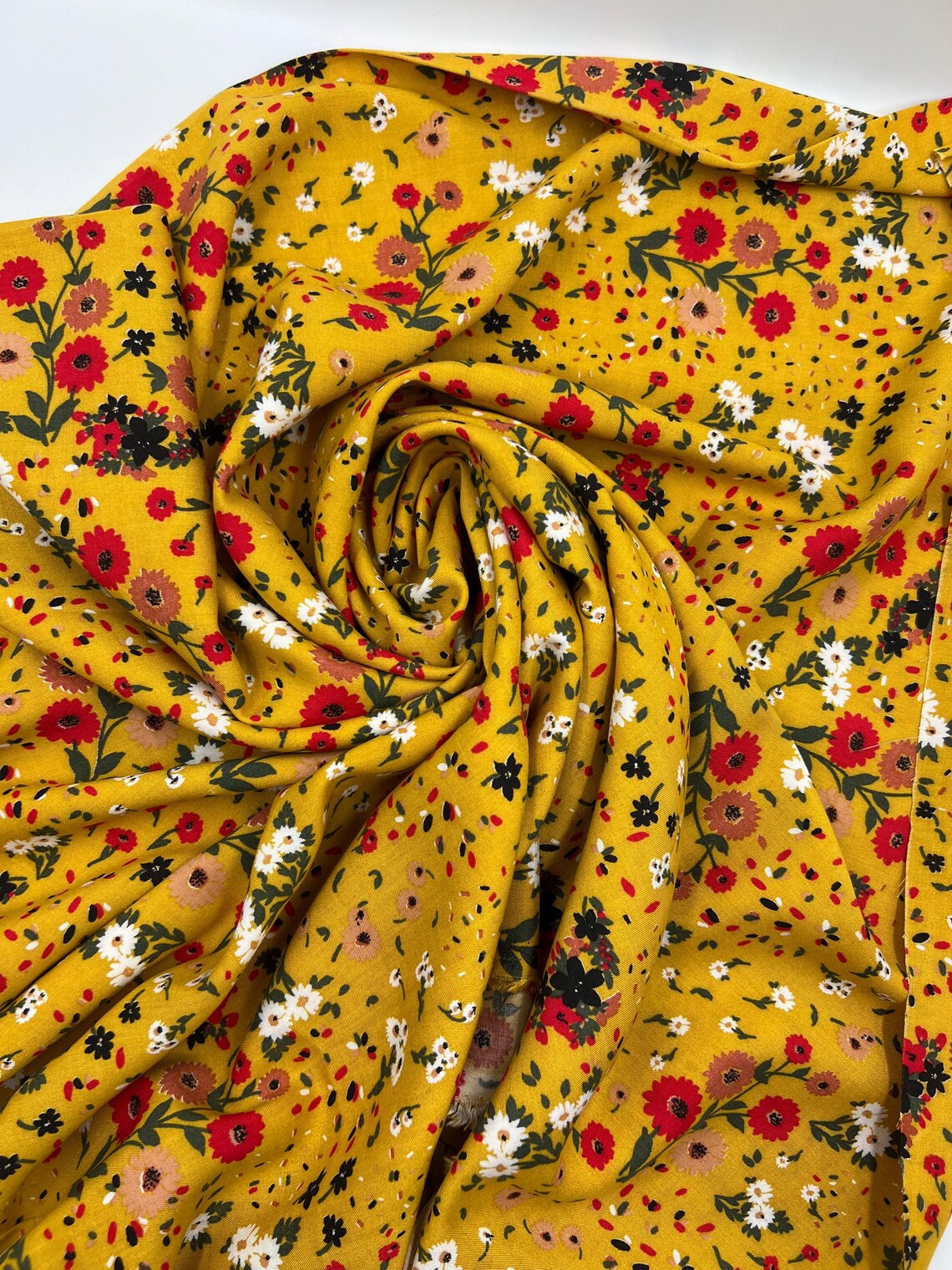 il_300x300.7273315016_itn4 Bahar Esintisi Çiçekli Viskon Kumaş – Hafif, Rahat ve Dökümlü Yazlık Kumaş | 150x100 cm ELNV85 - Görsel 7