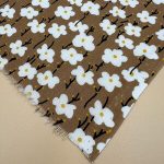 Kahverengi Papatya Bahçesi Desenli Pamuk Viskon Kumaş – Yumuşak, Dökümlü ve Nefes Alan Çiçekli Yazlık Kumaş | 150x100 cm ELNV77 - Görsel 3